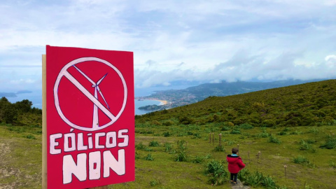 Cartel contra la instalación de molinos en el alto de A Gabiñeira, en la Serra da Groba. - Alba Tomé