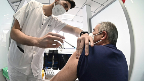 03/06/2021.- Un sanitario vacuna contra el coronavirus a un hombre en el hospital de Alcalá de Henares en Madrid, este jueves.