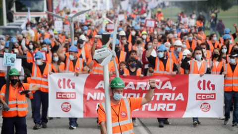 Varios cientos de personas participan en una manifestación por el futuro industrial de A Mariña, a 17 de octubre de 2021, en Viveiro, Lugo (Galicia).