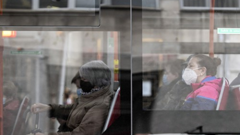 Personas con mascarilla en un autobús en Burgos, Castilla y León, a 21 de octubre de 2020.