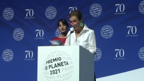 Los reyes entregan el Premio Planeta 2021 a los autores de 'La bestia'