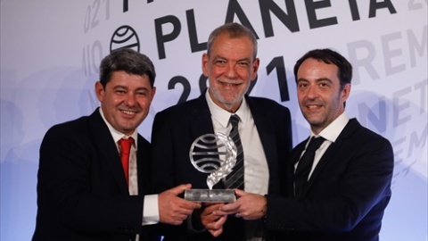 La esritora Carmen Mola, seudónimo de los escritores Jorge Díaz, Agustín Martínez y Antonio Mercero, ganadora de la 70ª edición del Premio Planeta de Novela, ofrece una rueda de prensa tras la ceremonia de entrega, en el Museu Nacional d'Art de Cata