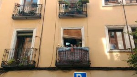 Los vecinos de Lavapiés logran frenar el desahucio de Marina, una anciana de 94 años