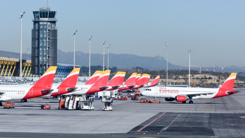 Aviones de Iberia, del grupo IAG, aparcados en las pistas del aeropuerto Adolfo Suárez Madrid-Barajas. E.P./Gustavo Valiente