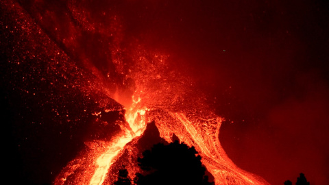 Imagen del volcán Cumbre Vieja visto desde la localidad de El Paso, en La Palma, este domingo.