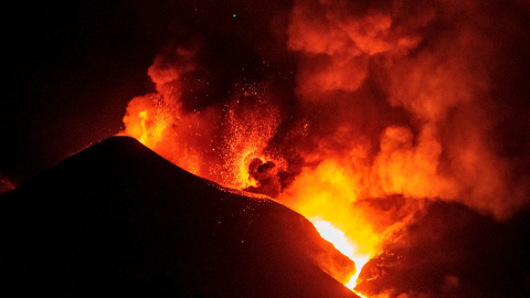 El volcán de La Palma continúa su actividad emitiendo lava que han formado nuevas coladas afectando a nuevas zonas a su paso en la madrugada del jueves.