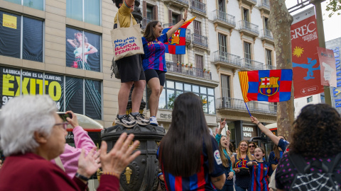 Varias personas celebran la victoria del FC Barcelona femenino en la Champions League, en la Rambla de Canaletas, a 3 de junio de 2023.