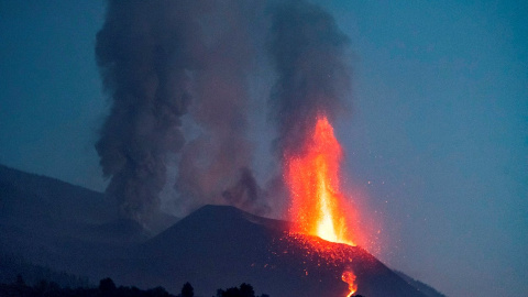 Imagen del volcán Cumbre Vieja visto desde la localidad de El Paso, en La Palma, este domingo.