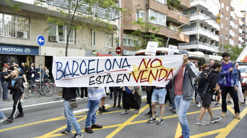 Varias personas durante una concentración contra el desfile de Louis Vuitton, en Rambla Mercedes, a 23 de mayo de 2024, en Barcelona.