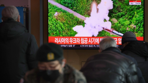 Noticias sobre el lanzamiento de un presunto misil balístico por parte de Corea del Norte se transmiten en un televisor en la estación de Seúl en Seúl, Corea del Sur, el 27 de febrero de 2022.