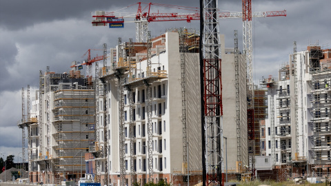 Obras en bloques de vivienda en Madrid (España).