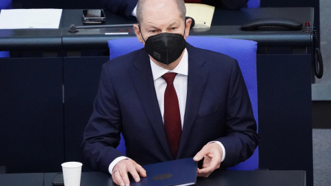 El canciller alemán Olaf Scholz se sienta en su lugar antes de entregar una declaración del gobierno en el parlamento alemán 'Bundestag' en Berlín, Alemania, el 27 de febrero de 2022.