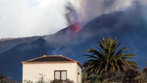 Una de las coladas de lava destruye más edificaciones mientras que otra se acerca al mar