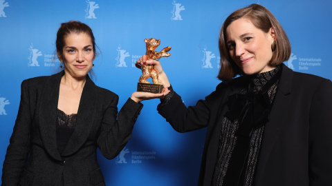 Fotografía de archivo en Berlín de la productora María Zamora (i), junto a Carla Simón, directora de la película "Alcarrás", ganadora del Oso de Oro en la Berlinale.