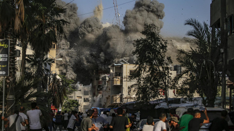 Una explosión seguida de un ataque aéreo israelí en el campo de refugiados de Al Bureije, en Gaza.