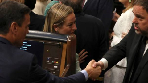 Sánchez y Junqueras se saludan en el Congreso.