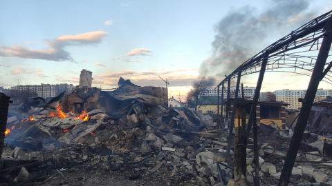 Una vista de las casas destruidas por los bombardeos del ejército ruso. Rusia lanzó un ataque a gran escala contra Ucrania el jueves 24 de febrero de 2022, bombardeando ciudades y bases con ataques aéreos o proyectiles.