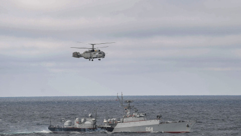 Un helicóptero y un buque de guerra del ejército ruso participan en un ejercicio naval y los lanzamientos de prueba de misiles Kinzhal y Kalibr con capacidad nuclear, observados por el presidente ruso Vladimir Putin, en el Mar Negro frente a La costa de