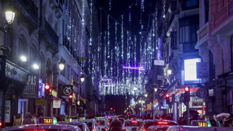 Una calle del centro de Madrid con las luces de navidad tras su encendido, en Madrid a 22 de noviembre de 2019.