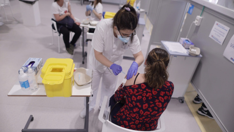 Una persona recibe la segunda dosis de la vacuna contra el Covid-19, a 1 de junio de 2021, en el Hospital Isabel Zendal, en Madrid, (España)