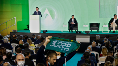 Moment en què dos activistes han desplegat pancartes contra els Jocs Olímpics d'Hivern del 2030 en la Trobada Empresarial al Pirineu.