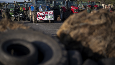 Los agricultores catalanes han cortado durante varios días la autopista AP-7, principal conexión terrestre entre España y Francia.