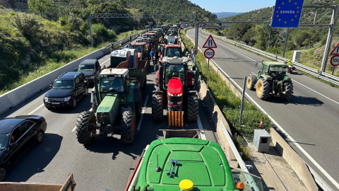 Diversos tractors tallen l'AP-7 a la Jonquera