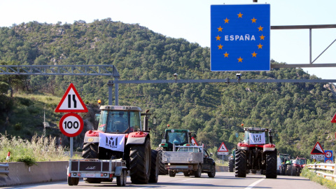 Els tractors marxant de l'autopista en direcció Figueres