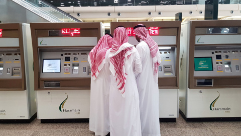 Varias personas compra sus billetes para el AVE en la nueva estación para el tren de alta velocidad a la Meca, en la Ciudad Financiera Rey Abdullah, cerca de Jeddah (Arabia Saudí). REUTERS / Stephen Kalin