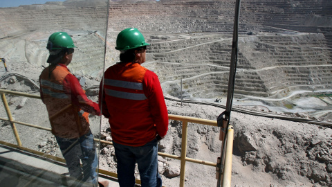 Imagen de archivo de dos mineros observando las excavaciones en una mina. - REUTERS