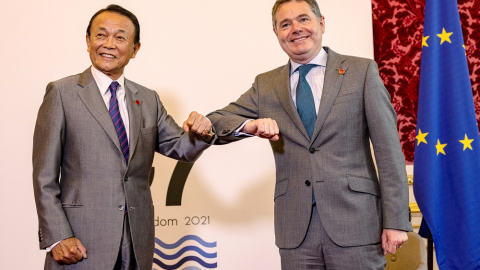 El ministro de Finanzas de Japón Taro Aso y el presidente del Eurogrupo Paschal Donohoe.