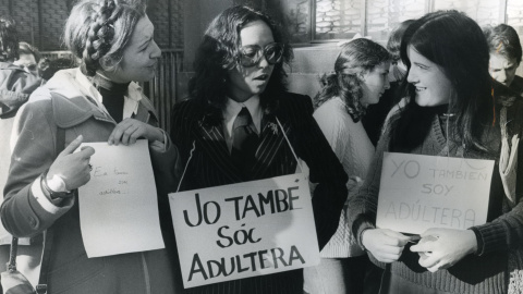 Imagen antigua de varias protestantes en contra de la cárcel de mujeres. - Arxiu Fotográfic de Barcelona