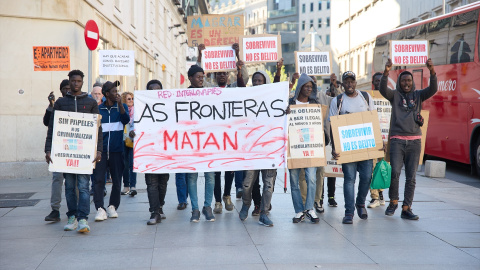 Varias personas se concentran frente al Congreso en defensa de la ILP Regularización. Imagen de archivo.