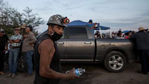 Hallan sin vida a uno de los siete mineros atrapados en el norte de México.