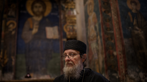 Padre Sava Janjić, abad del monasterio de Visoki Dečani, dentro de la iglesia