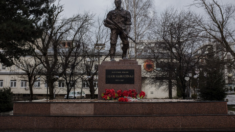 Monumento en honor a uno de los líderes del UKÇ, frente del antiguo edificio de la guerrilla en la localidad de Deçan, Kosovo.