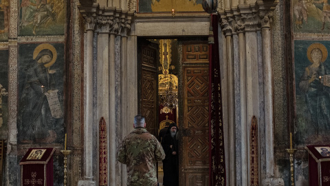 Los soldados de la KFOR forman parte del día a día dentro del monasterio