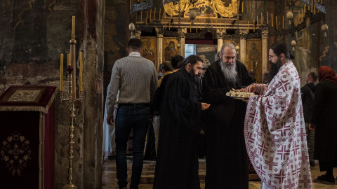 Una treintena de peregrinos y visitantes acuden a la misa ortodoxa que se celebra el domingo a las 8 de la mañana en Visoki Dečani. /