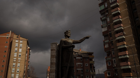 Monumento en honor a Lazar Hrebeljanović, último zar serbio, en el Norte de Mitrovica, con un gesto que señala hacia la parte albanesa