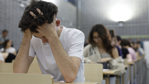 Estudiantes durante el primer examen de la EBAU en Ciudad Universitaria en Madrid, este lunes.