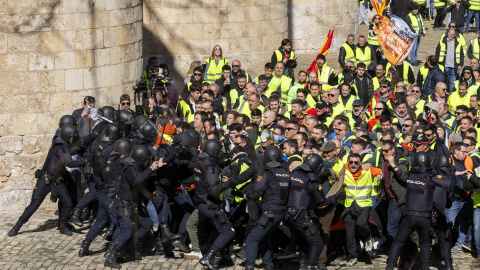 Los agricultores tratan de acceder a las Cortes de Aragón y rompen el cordón policial.