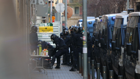 Els Mossos d'Esquadra retiren un activista que s'ha concentrat al bloc Gayarre per intentar impedir el desnonament de 4 famílies el 15 de desembre del 2020.