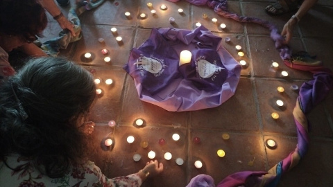 Velas en la reunión en Antequera de la Revuelta de Mujeres en la Iglesia. Cedida.