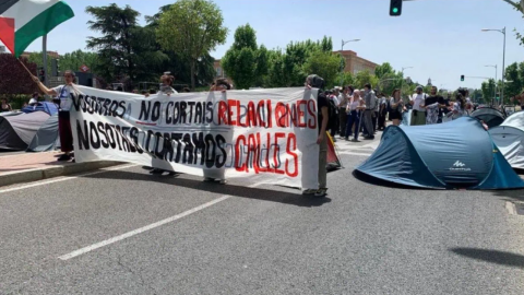 Un grupo de estudiantes de la Acampada por Palestina de Madrid cortando el tráfico en la avenida Complutense con pancartas.