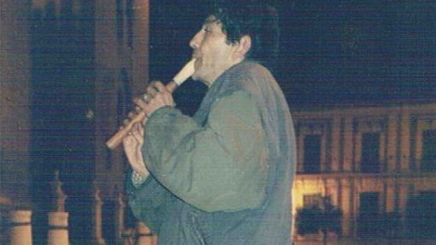 Mansilla tocando la flauta en una foto de archivo