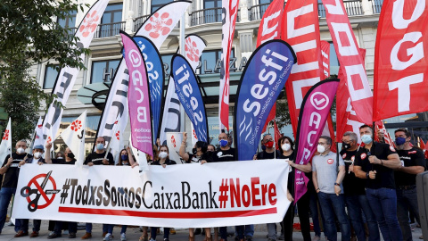 Representantes de trabajadores de Caixabank se concentran este lunes en Madrid en protesta por el rechazo de la dirección a sus propuestas sobre la reducción del número de despidos que prepara la entidad.