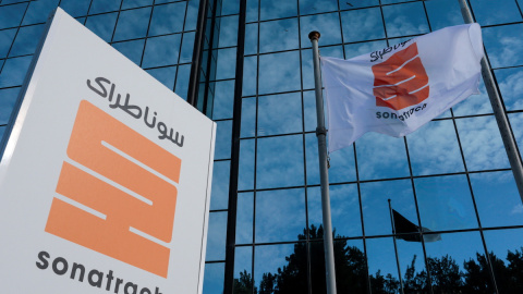 El logotipo de la empresa estatal de energía Sonatrach en la sede en Argel, Argelia, el 25 de noviembre de 2019.