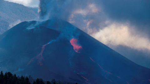 Salida de lava desde la nueva boca que se abrió este domingo 24 de octubre de 2021 por la tarde.