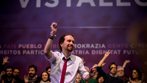 El líder de Podemos, Pablo Iglesias, en el escenario tras la proclamación de los resultados en las votaciones de la Asamblea Ciudadana Estatal de Vistalegre II. JAIRO VARGAS