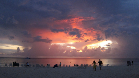 Atardecer en la  Seven Miles Beach, la playa de George Town, en Islas Caiman, uno de los paraísos fiscales más emblemáticos.  REUTERS/Gary Hershorn